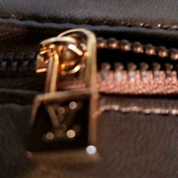 Louis Vuitton Authentic Vernis Square Tote - Picture 5 of 7